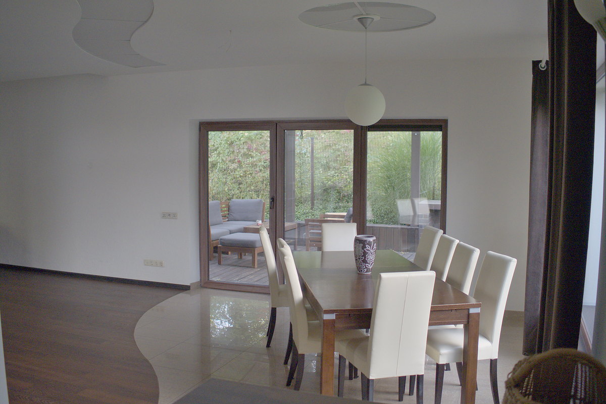 Valgomasis su stiklinėmis durimis į terasą