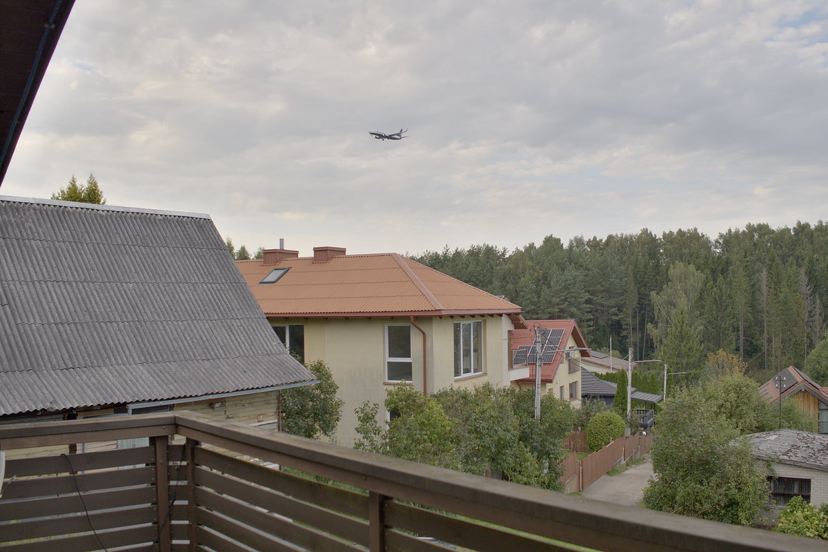 Vaizdas nuo balkono į kvartalą ir pušyną
